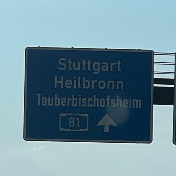 Autibahn-Hinweisschild Stuttgart